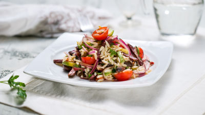 Orzo salata sa suvim paradajzom i goveđim sudžukom