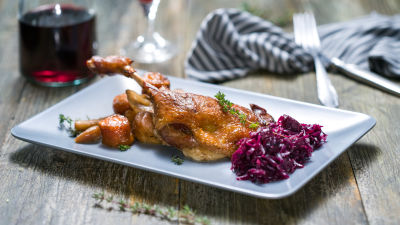 Pačji bataci s korenastim povrćem i crvenim kupusom