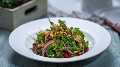 Salata od rukole, paprike i crvenog pasulja