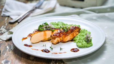 Pileći file s gastrik sosom i izgnječenim graškom