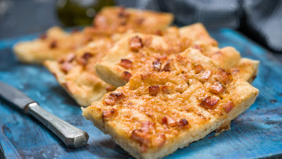 Lepinja sa dimljenom slaninom i lukom