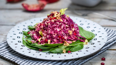Salata od ječma, nara i spanaća
