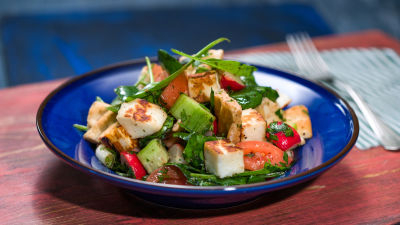 Halumi fatuš salata s rotkvicama i spanaćem