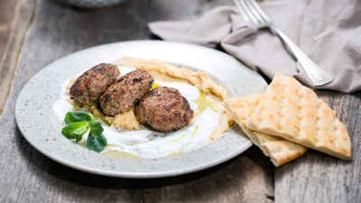 Goveđe ćufte s humusom i jogurtom