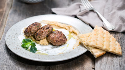 Pljeskavice od vurde sa salsom od paradajza