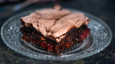 Brauni sa marelica višnjama i meringu prelivom