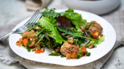 Salata sa pljeskavicama od pasulja i paradajz salsom