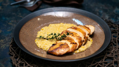 Pileće belo meso sa kremastim kukuruzom