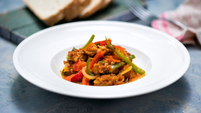 Domaća italijanska kobasica (salsiccia) sa paprikama i lukom