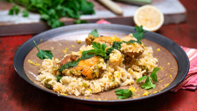 Piletina s pirinčem i svežim zelenim sosom