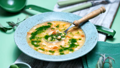 Pasulj sa suvim paradajzom i uljem sa začinskim biljem