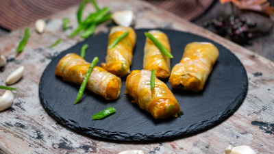 Rolat sa piletinom i korama od pirinča