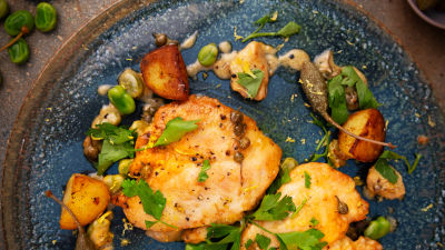 Skalopini sa piletinom, bobom, artičokama, limunom i kaprom