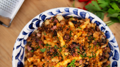 Testenina "Alla trapenese" sa prezlama i crnim maslinama