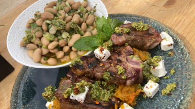 Jagnjetina sa pistaćima, fetom, pireom od pečene bundeve i salatom od maltežanskog, belog pasulja