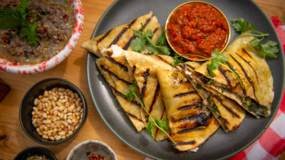 Tikvice sa zatarom, i kasedilje sa salsom od suvog paradajza