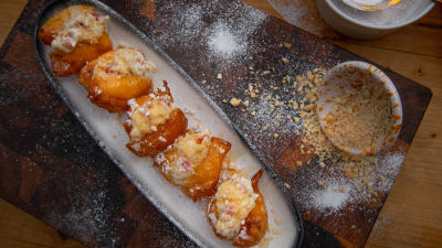 Zepole (slične fritulama) sa rikotom, kandiranim narandžama i bademima