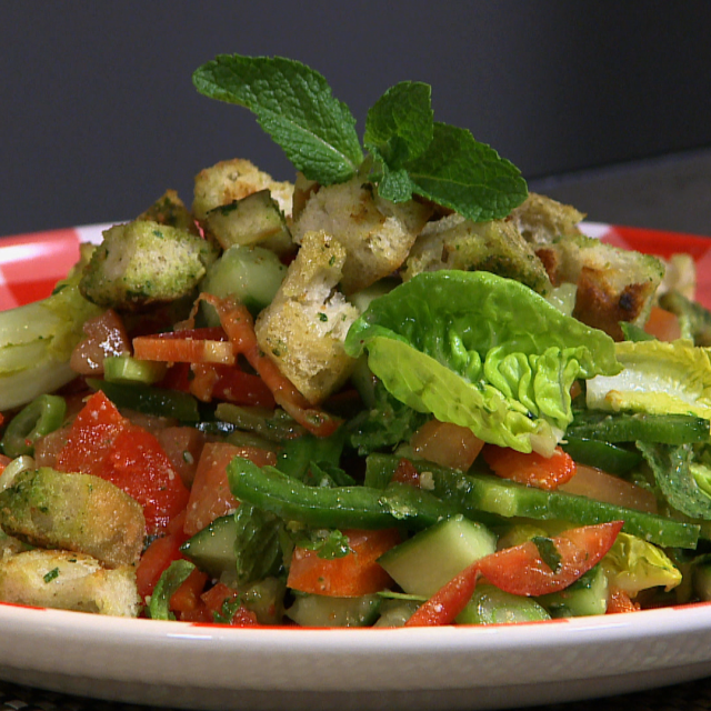 Libanska salata fatuš sa hlebom