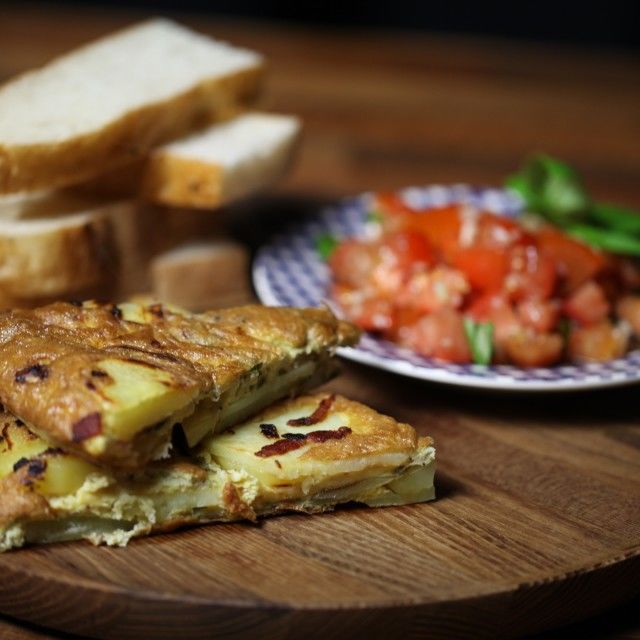 Tortilja od krompira sa zalfijom i svezom salatom od paradajza