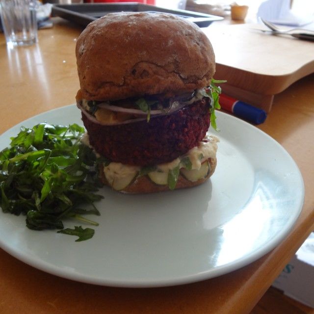 Hamburger s repom, „stiltonom” i pireom od pasulja