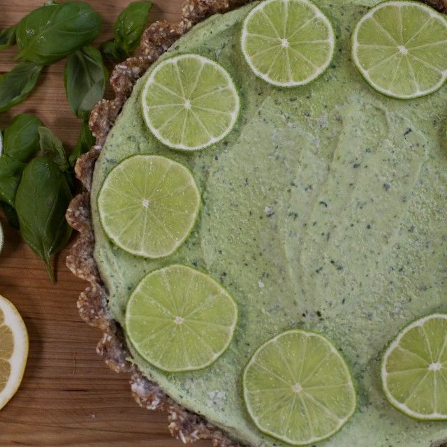 Tart s limetom i avokadom
