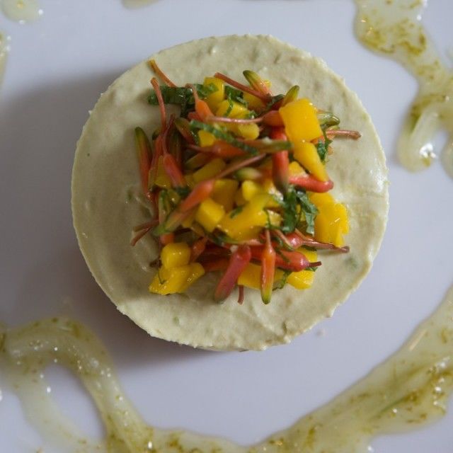 Čizkejk od avokada s alojakulijem i mango salsom