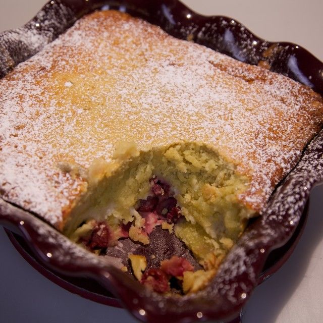 Pita od gaudskih keksića s trešnjama i crème fraîche