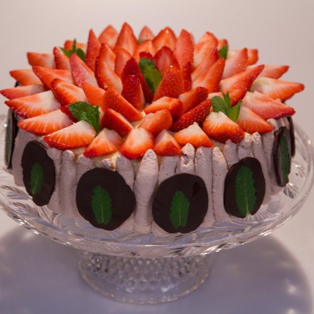 Čokoladna torta s nanom i jagodama