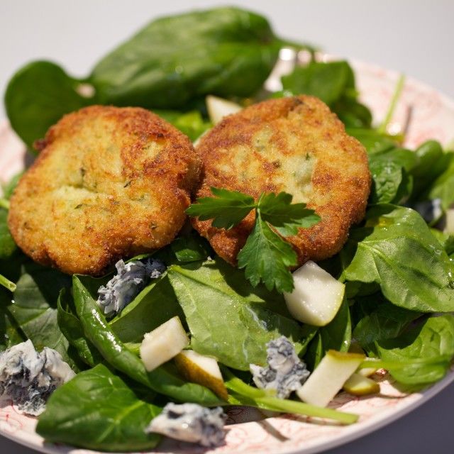 Uštipci od tikvica sa salatom od spanaća