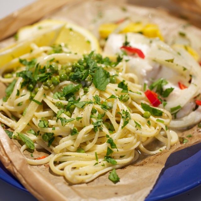 Bakalar u paketićima i testenina s limunom