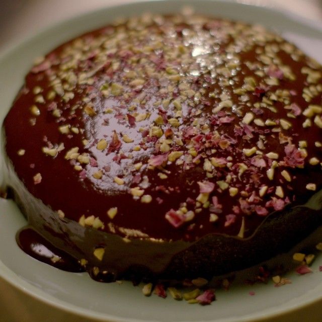 Crna i raskošna čokoladna torta