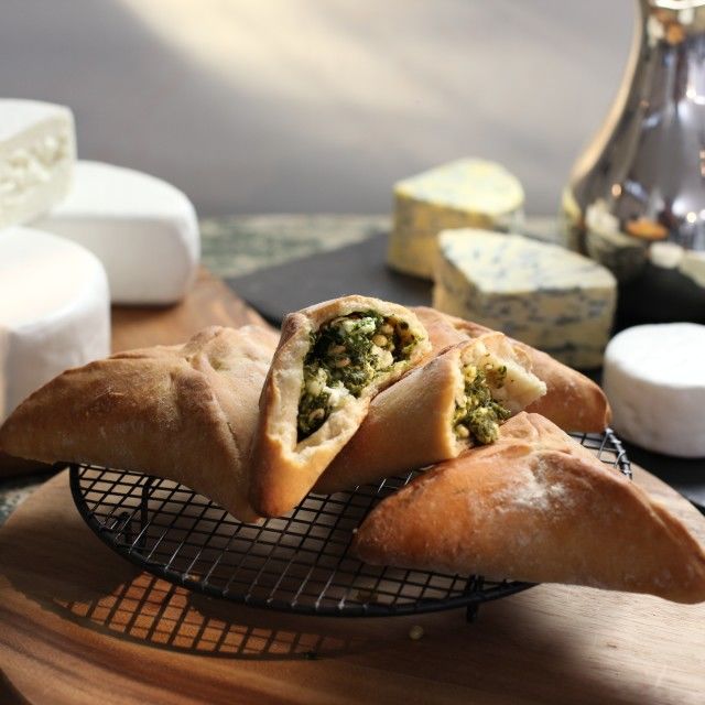 Trouglići sa spanaćem, fetom i pinjolima