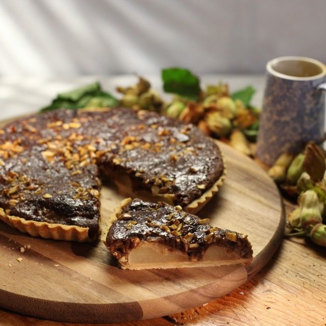 Tart sa lešnikom, kruškom i lepljivom karamelom