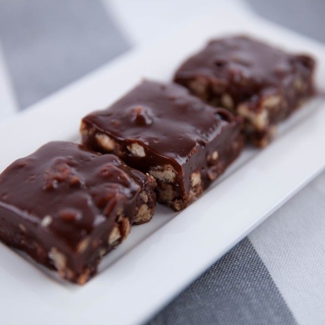 Čokoladni pekan orasi i karamel kocke