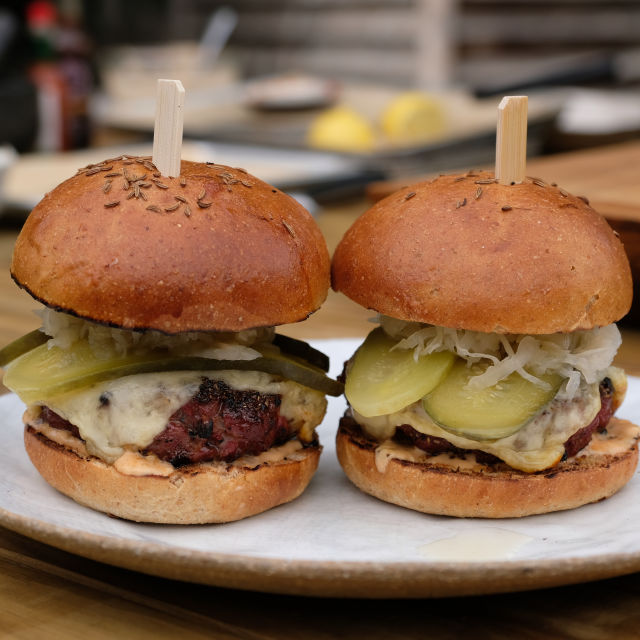 Hamburger sa dimljenim pastramijem