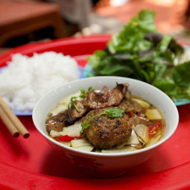 Svinjetina pečena na roštilju, sa nudlama i “nuoc cham” sosom (bun cha)