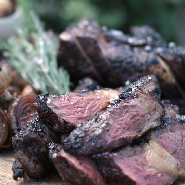 Goveđa rebarca sa glazurom od meda i piva, i zelenim sosom