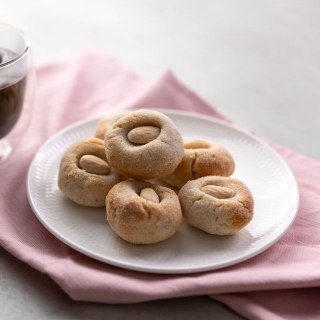 Topla čokolada sa italijanskim espresom i keksići s bademom