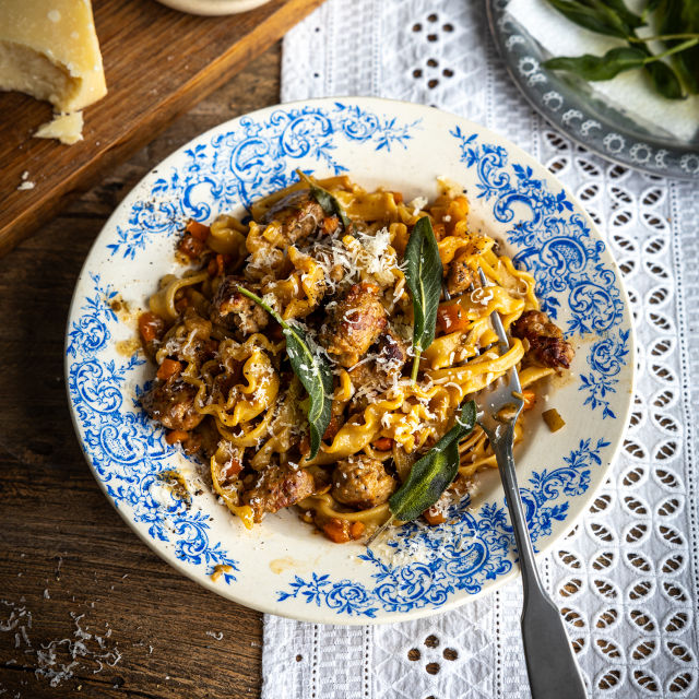 Beli ragu sa testeninom i hrskavom žalfijom