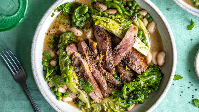 Zapečena jagnjetina s mladom rimskom salatom, nanom i graškom