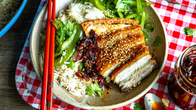 Hrskava potrbušina s ljutkastim pirinčem i kupus-salatom