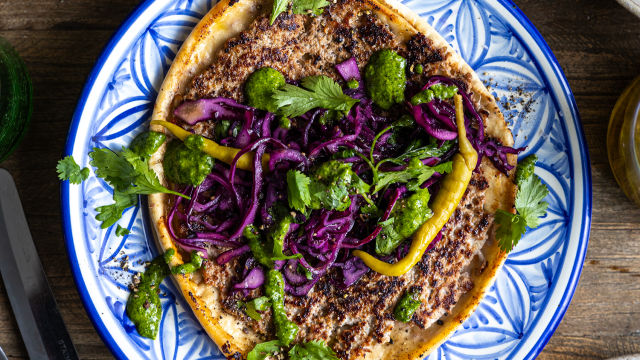 Lepinje s mlevenom jagnjetinom, jemenski ljuti sos i kiseli kupus