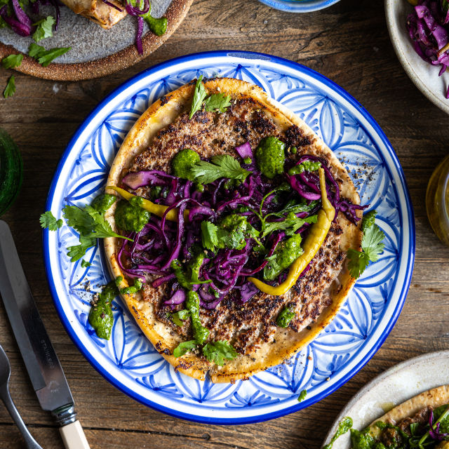 Lepinje s mlevenom jagnjetinom, jemenski ljuti sos i kiseli kupus