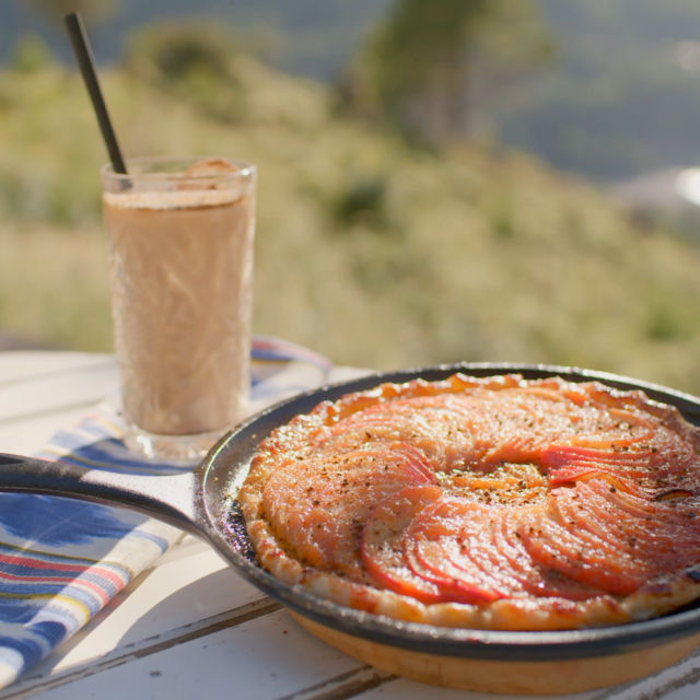 Tart od jabuke i dunje sa španskom ledenom kafom
