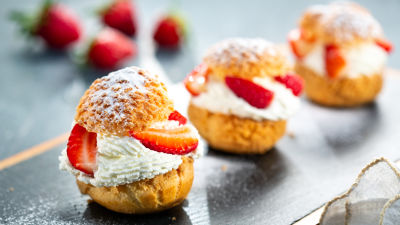 Profiteroli s kremo iz čokolade, smetane in jagod