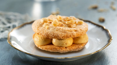 HRUSTLJAV KOLAČ Z LEŠNIKI