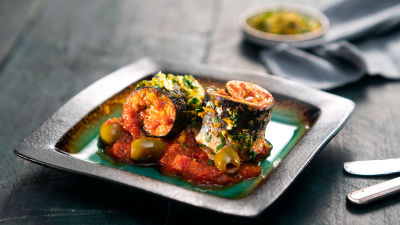 Skušini zvitki s paradižnikovo omako