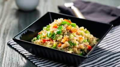 Solata s kvinojo in zelenjavo