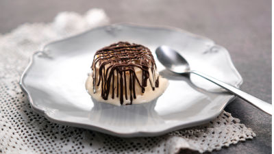 Semifreddo s karamelo, arašidi in čokolado