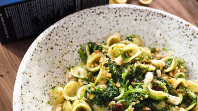 Testenine orecchiette z japonsko ogrščico in krušnimi drobtinami
